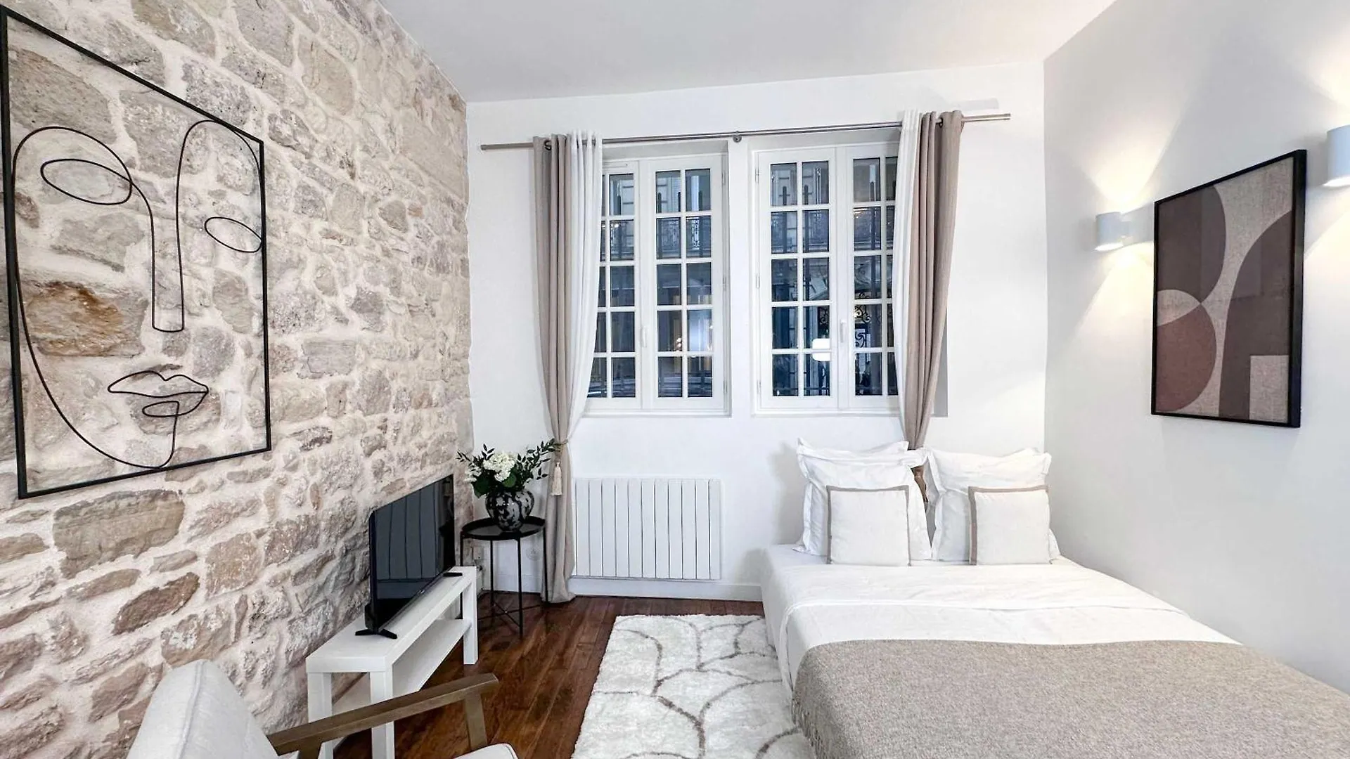 Stylish Studio In Le Marais Paris