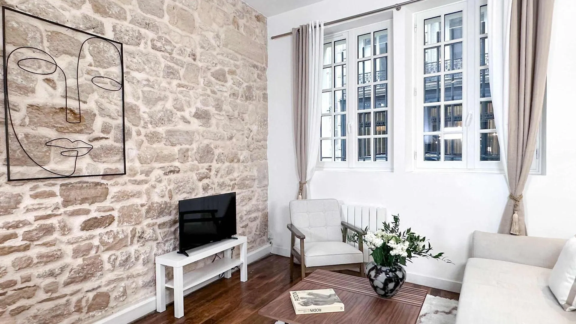 Stylish Studio In Le Marais Paris